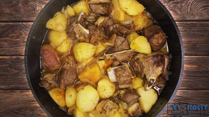 Баранина с молодой картошкой и луком на сковороде